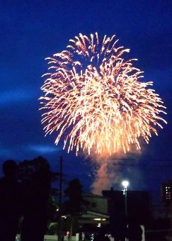 夏祭り花火を開きます。